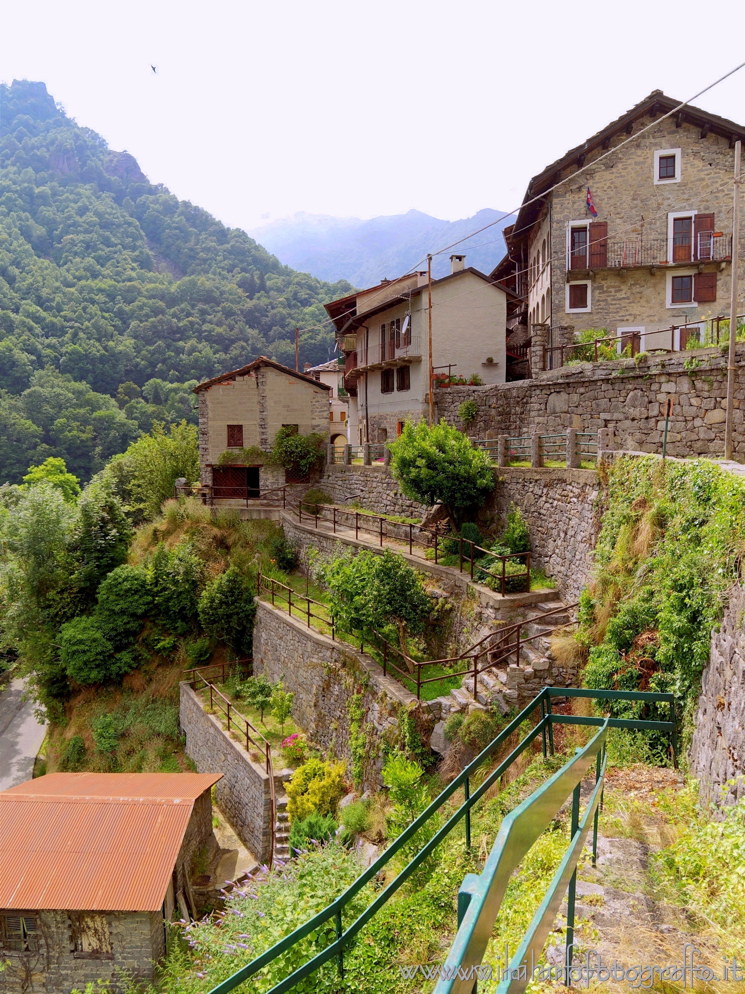 Valmosca frazione di Campiglia Cervo (Biella) - Giardini a terrazze sul bordo del paese